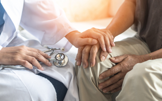 Quel traitement non médicamenteux est efficace chez les personnes âgées pour des douleurs neuropathiques ? Réponses d'une revue systématique