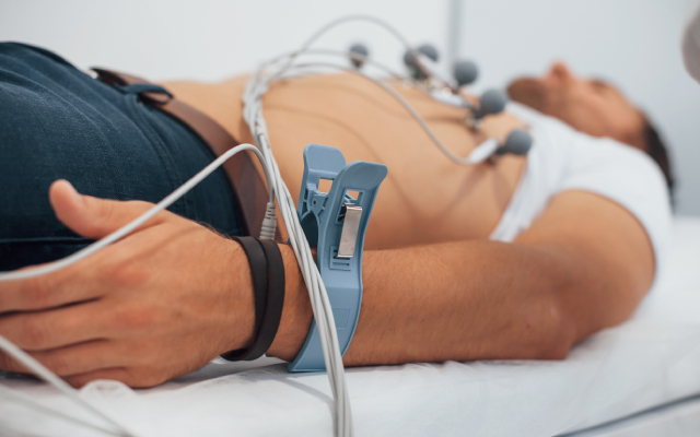 Quel est l'effet de l'inflammation et des traitements de fond sur le risque cardiovasculaire dans la spondyloarthrite axiale radiographique ?