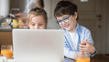 Temps d'&eacute;cran et risque de d&eacute;pression&nbsp;: une association en partie m&eacute;di&eacute;e par la dette de sommeil