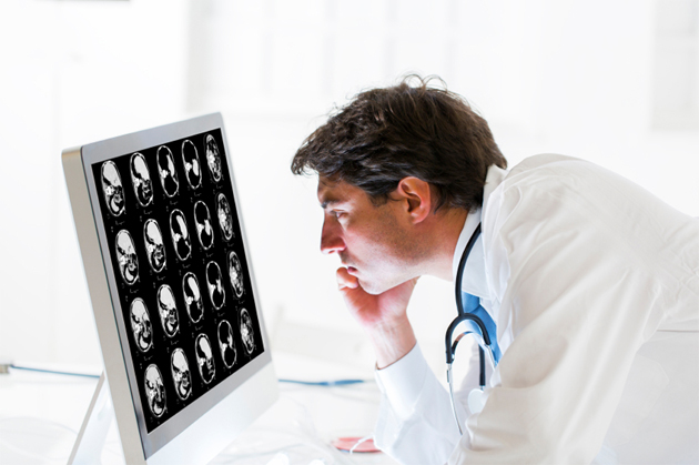 Quelle est l'évolution des lésions rachidiennes dégénératives à la radiographie et à l'IRM dans la spondylarthrite axiale ?