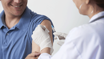 Grippe&nbsp;: b&eacute;n&eacute;fice discut&eacute; du vaccin &agrave; haute dose sur le risque d'hospitalisation des plus de 65 ans